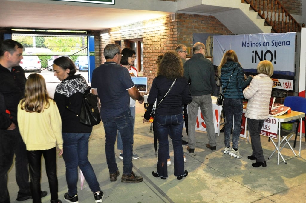 Visitantes de Femoga firmando contra el Proyecto Octante, con Sijena Sí