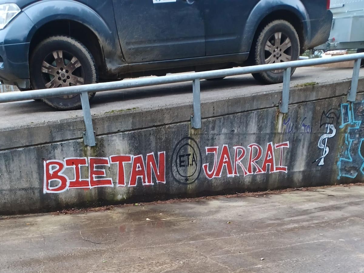 Todos los grupos de Leioa condenan unas pintadas de apoyo a ETA salvo EH Bildu