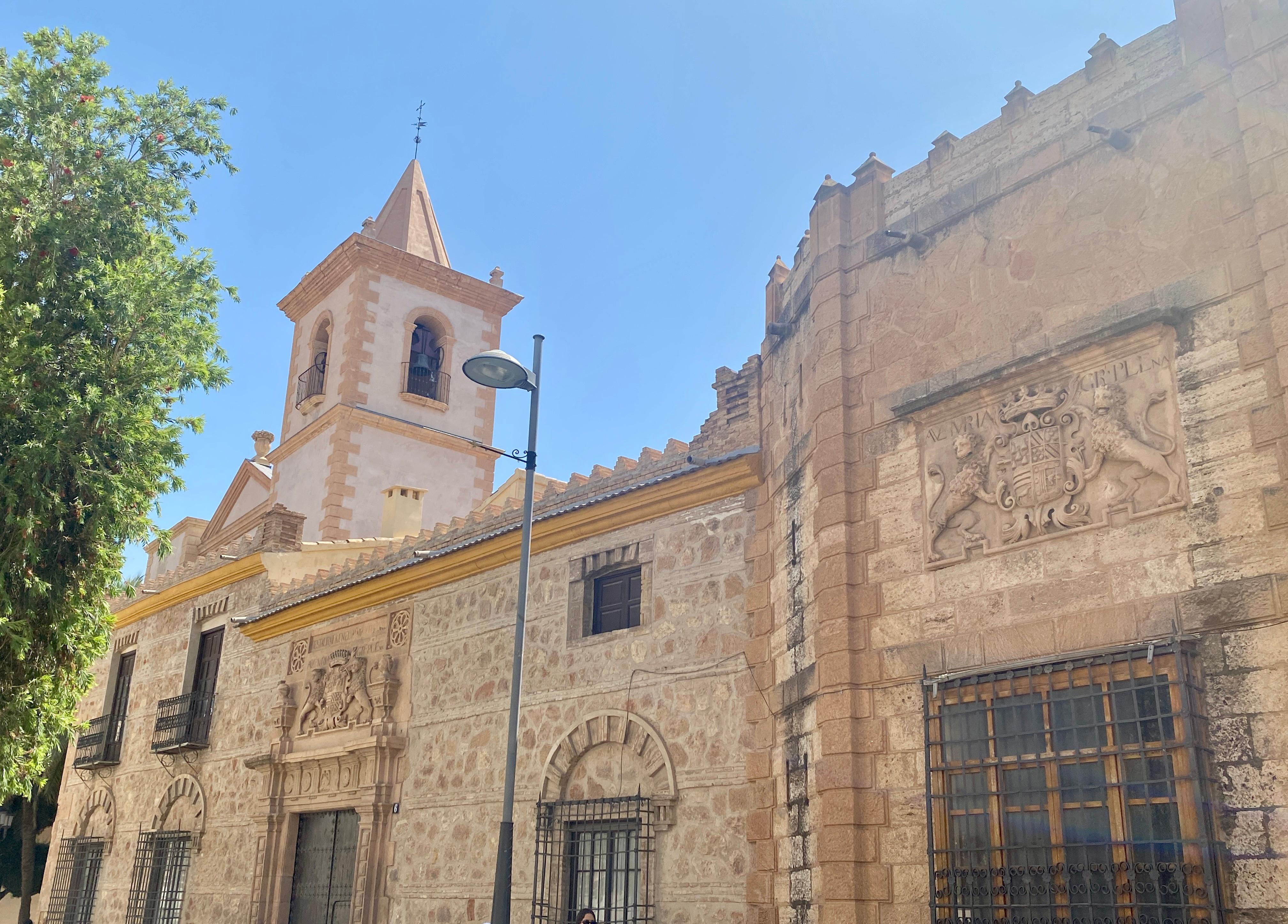Fachada de una vivienda de Lorca con escudos heráldicos
