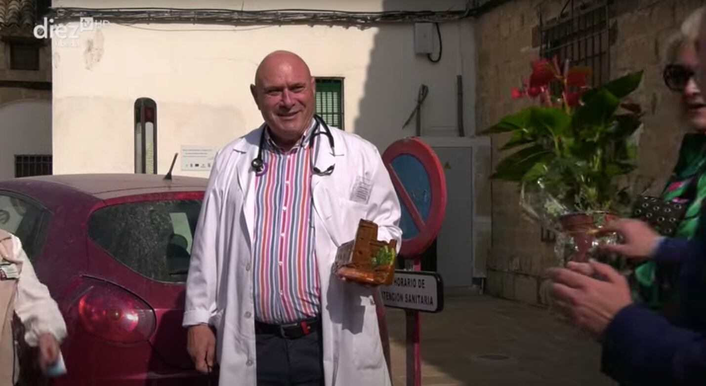 El médico Miguel Gutiérrez es reconocido por el pueblo de Sabiote con motivo de su jubilación