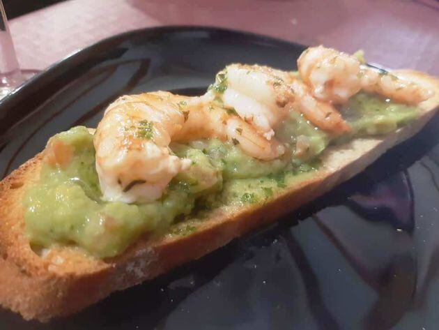 Tosta de guacamole con langostinos al ajillo