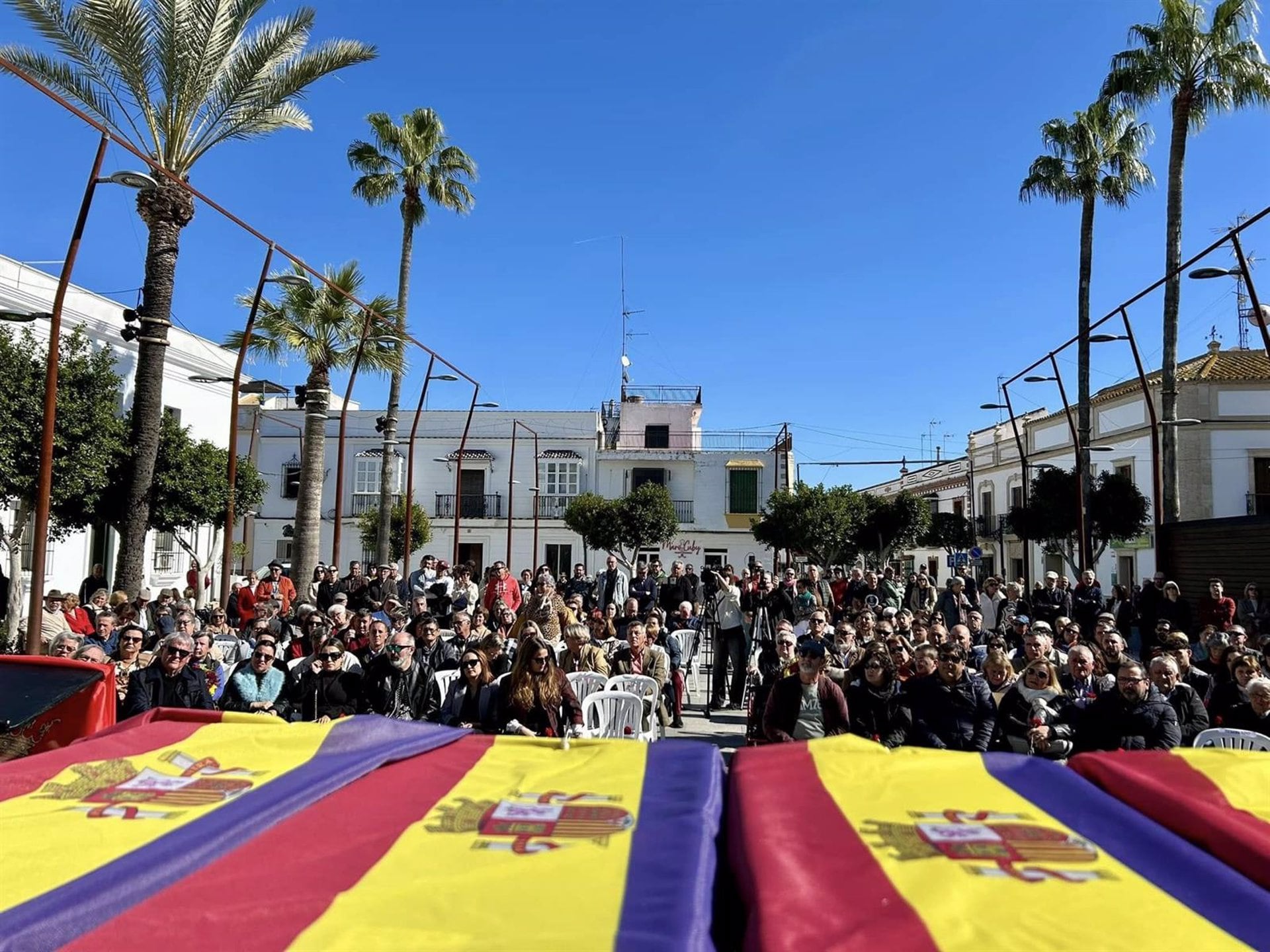 Trebujena entrega los restos mortales de cuatro víctimas del golpe de Estado de 1936 a sus familias