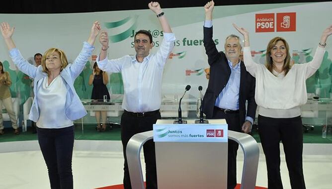 Elena Valenciano junto al vicesecretario del PSOE-A, Mario Jiménez,  José Antonio Griñán y la candidata socialista a la Presidencia de la Junta y consejera de Presidencia, Susana Díaz