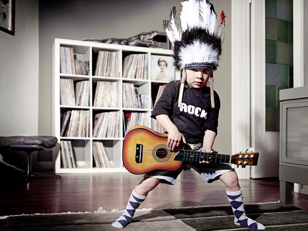 Un niño juega a hacer música