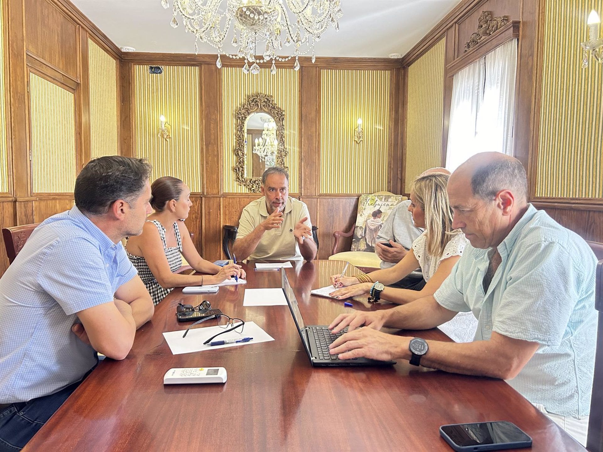 El alcalde de Trebujena con el director general en España de la empresa Neste