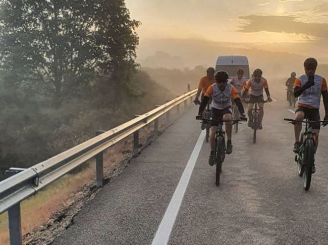 Los seis ciclistas que han participado en el reto FinisteRett