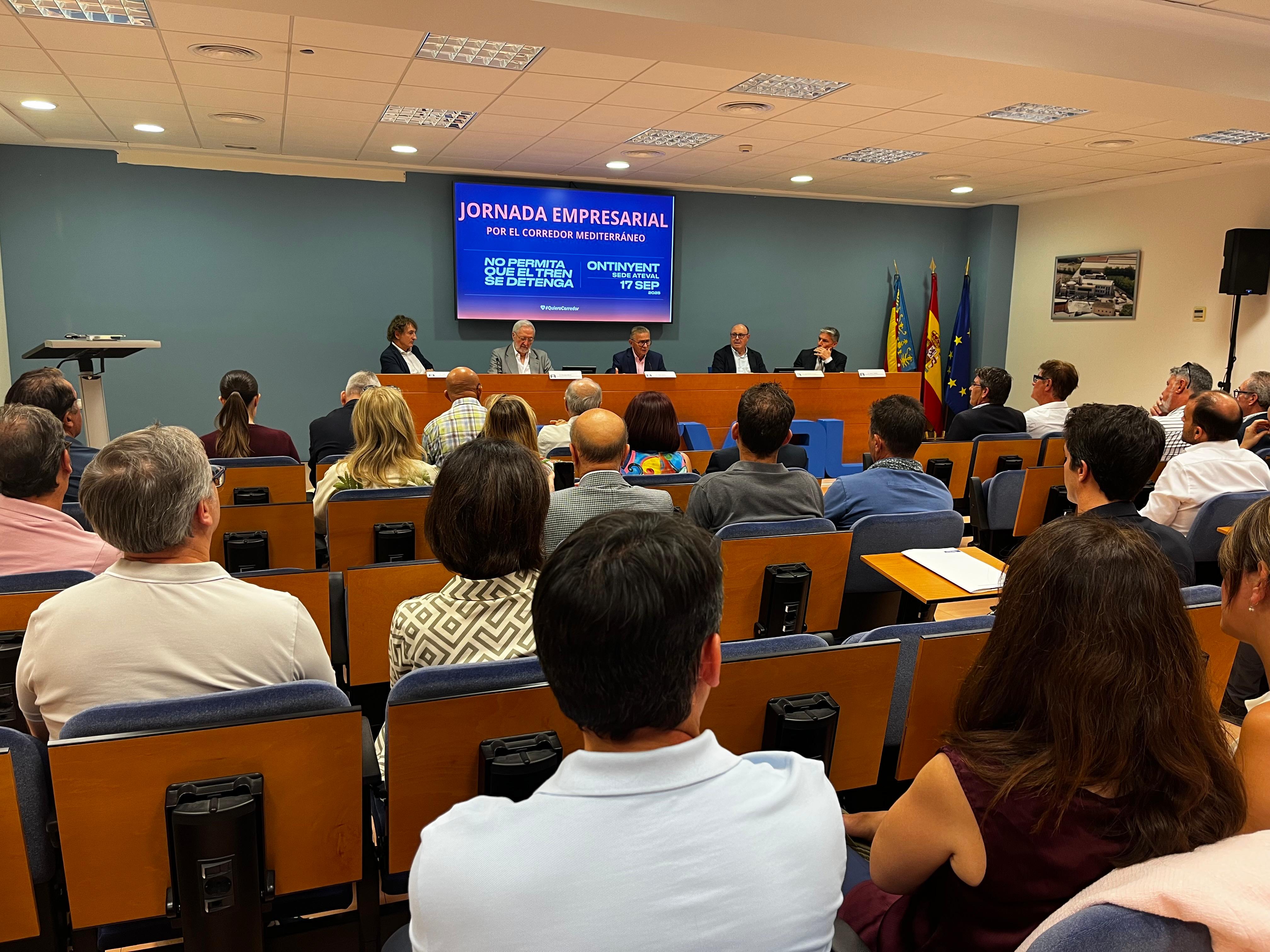 Participantes de la jornada organizada por ATEVAL y #QuieroCorredor en Ontinyent debaten sobre el Corredor Mediterráneo y la ubicación de la futura estación intermodal en las comarcas centrales