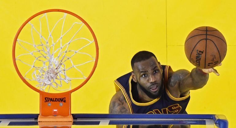 LWS174. Oakland (United States), 14/06/2015.- Cleveland Cavaliers player LeBron James goes to the basket against the Golden State Warriors in the second half of Game Five of the NBA Finals at the Oracle Arena in Oakland, California, USA, 14 June 2015. The