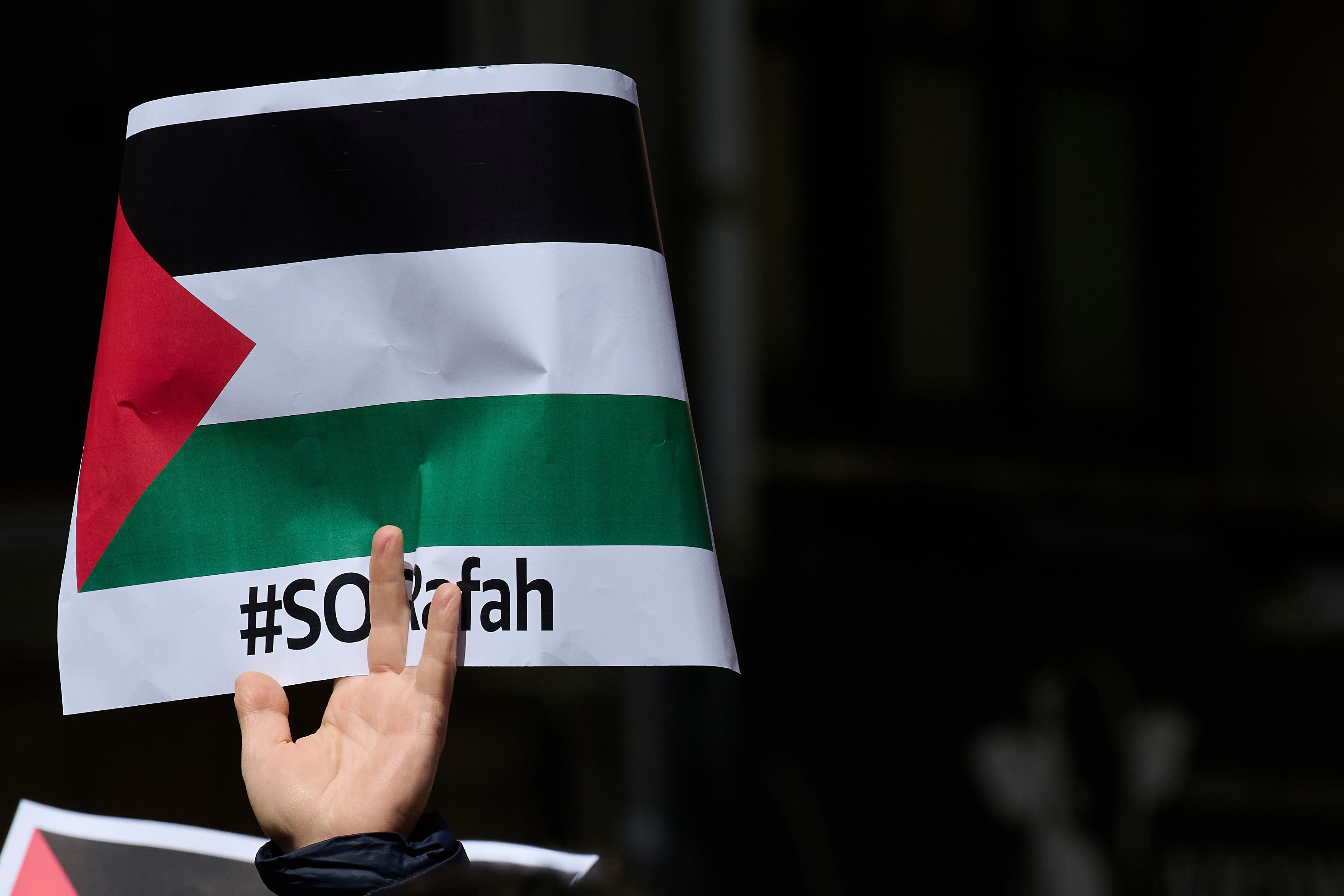 GRAFCAV2703. PAMPLONA, 17/05/2024.- Los sindicatos se han unido este viernes para denunciar el "genocidio" de Israel sobre Palestina y para pedir que termine y que la patronal se pronuncie al respecto "sin hacer negocio con la situación". Los sindicatos que han participado en la concentración frente al Ayuntamiento de Pamplona han sido ELA, LAB, CCOO, UGT, ESK, CGT LKN, Steilas, Solidari, EHNE, Etxalde e Hiru. Todos ellos piden un alto al fuego inmediato y permanente que ponga fin al "genocidio" en Gaza, una resolución integral por medio de la negociación y diálogo entre las partes bajo el amparo de la comunidad internacional y la paralización de la venta de armas a Israel, así como el cese de toda actividad comercial, económica o de cualquier otro tipo. EFE/Iñaki Porto