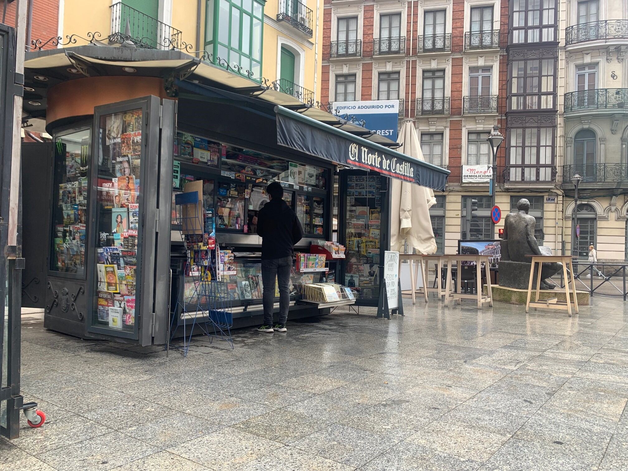 Quiosco ubicado frente al Teatro Calderón en Valladolid.