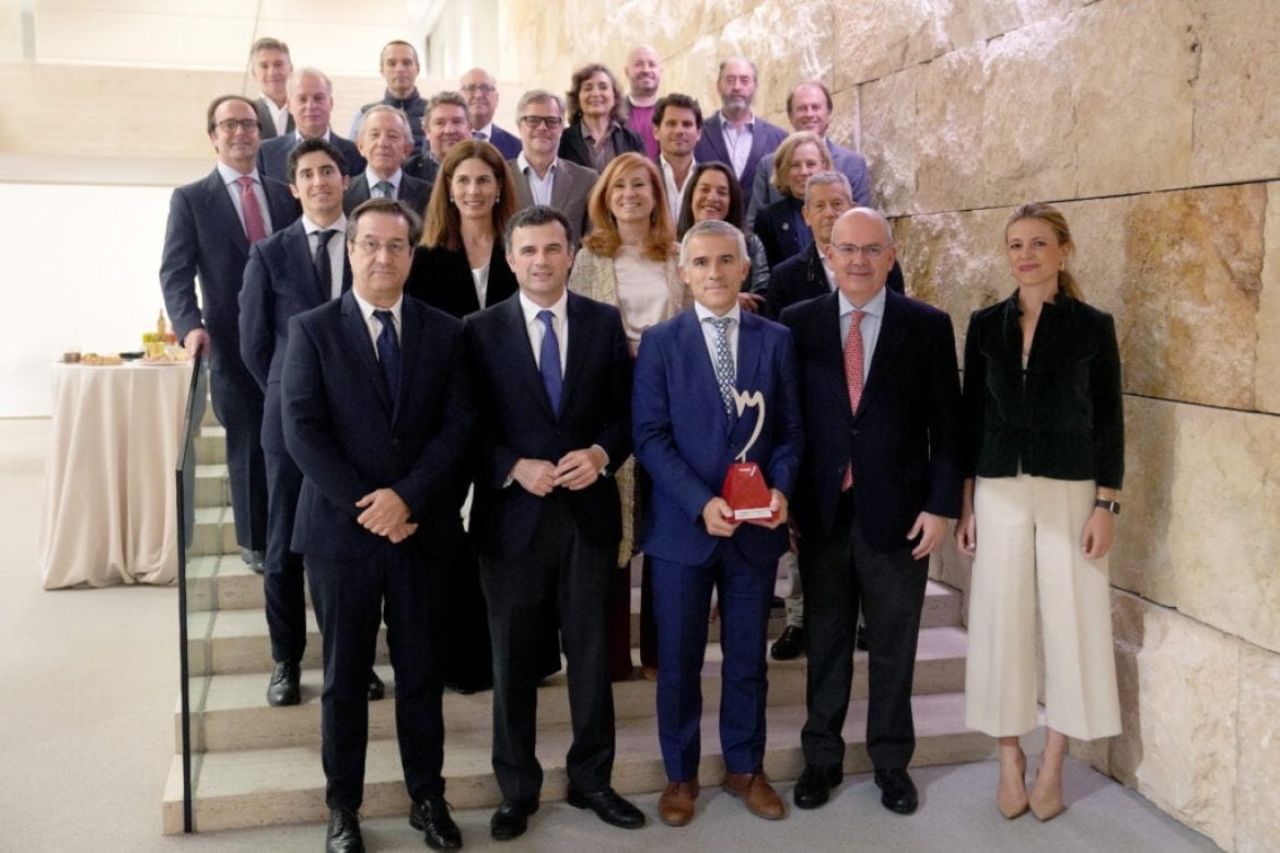 Miembros de La11mil y representante de la empresa galardonada con el alcalde de Cádiz, Bruno García. Foto La11mil