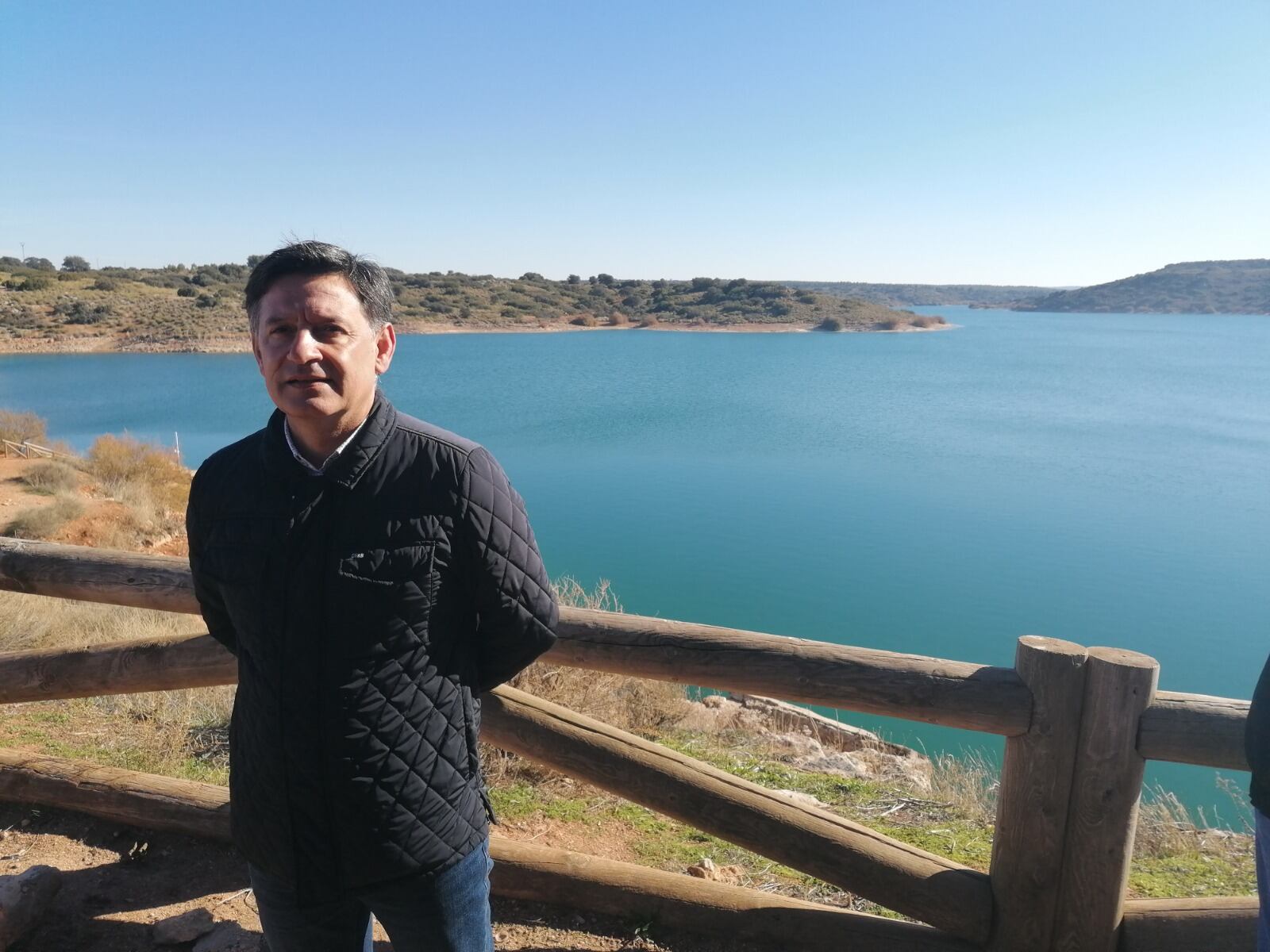 Julián Morcillo, secretario regional de UPA junto al embalse de Peñarroya