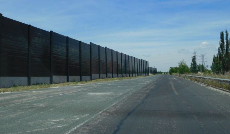 Los vecinos de la Alhóndiga quieren pantallas acústicas como las que ya hay en la M 50 para separar la vía de las casas.