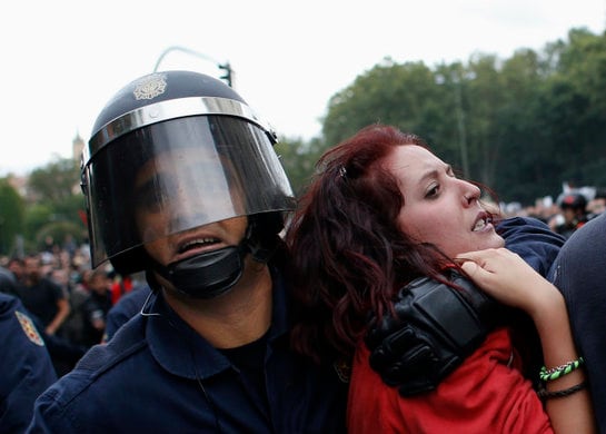 Una manifestante es arrastrada por la policía