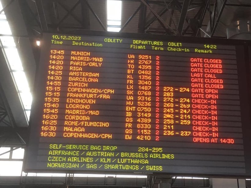 Paneles informativos del Aeropuerto de Praga con el destino Córdoba