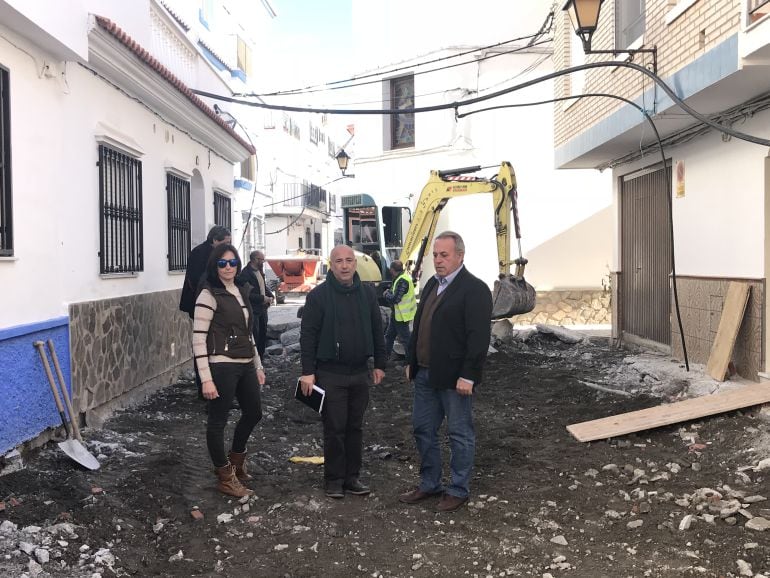 El Presidente de la Mancomunidad, Sergio García, junto a técnicos y el alcalde de Polopos-La Mamola visitan las obras de saneamiento y abastecimiento en La Mamola