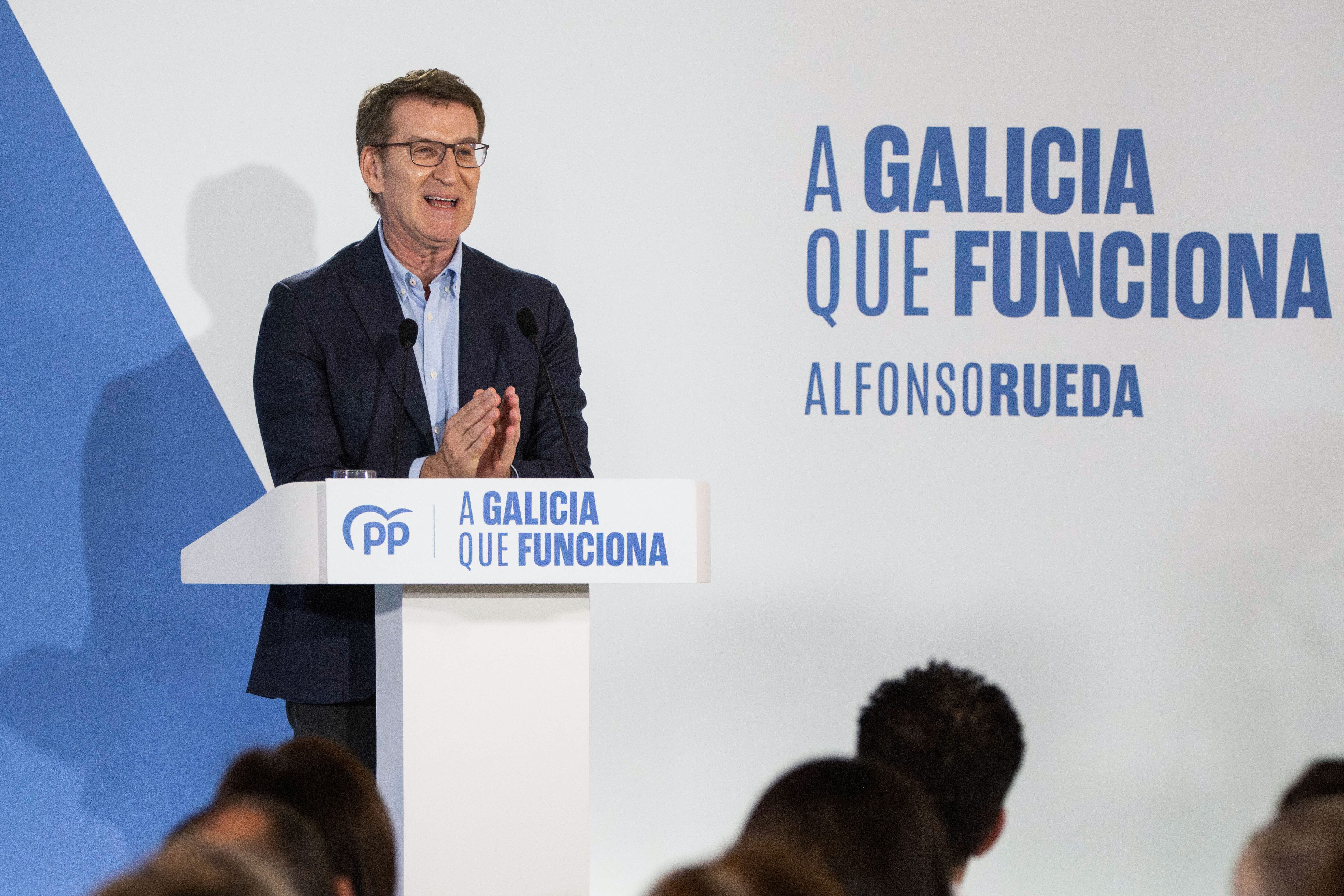 A POBRA DE TRIVES (OURENSE), 14/02/2024.- El presidente nacional del PP, Alberto Núñez Feijóo, participa en el acto electoral que los populares celebran hoy miércoles en A Pobra de Trives (Ourense). EFE/Brais Lorenzo
