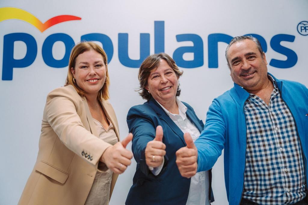 Astrid Pérez, presidenta del PP de Lanzarote, junto a Rita Hernández, candidata a la Alcaldía de Teguise, y Ángel Vázquez, presidente del comité local.