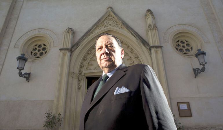 Pepe Moreno Vega ante el Santuario de Los Gitanos