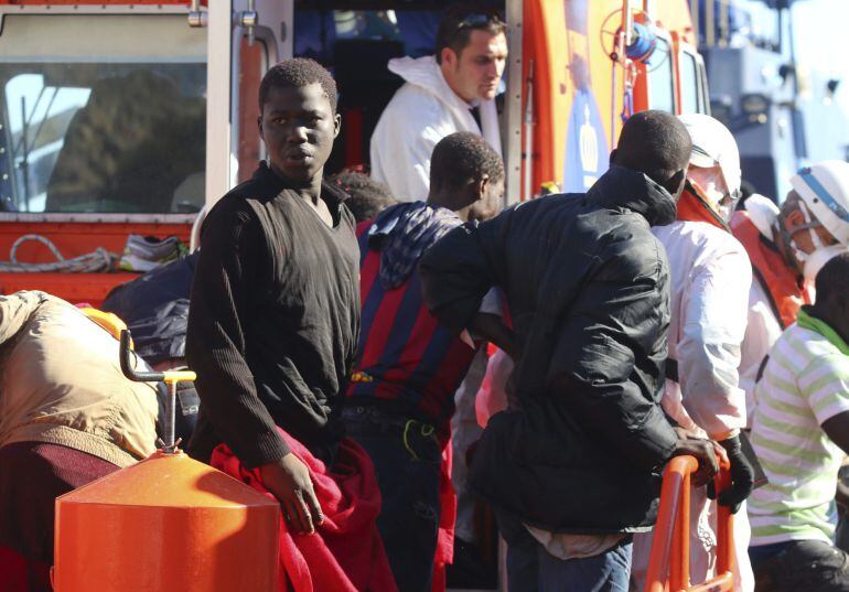 GRA248 ALMERIA 05/12/2014,- Varios de los 26 inmigrantes rescatados de la patera localizada hoy en aguas del mar de Alborán, en la que también viajaban un bebé y una embarazada, a su llegada al puerto de Almería donde han sido atendidos por voluntarios de Cruz Roja. EFE/Carlos Barba