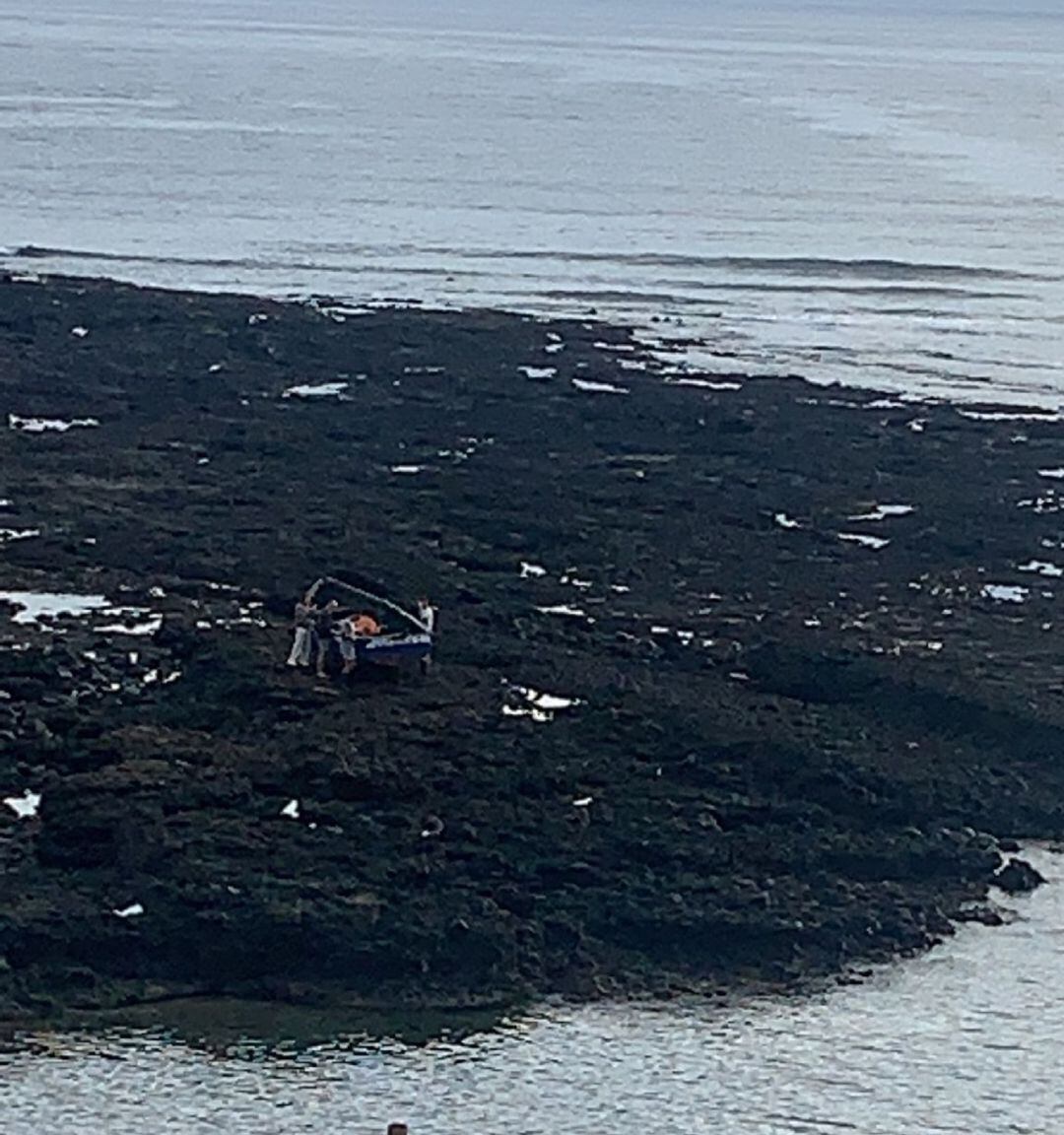 La patera que llegó este viernes a Caleta de Caballo, en Lanzarote.