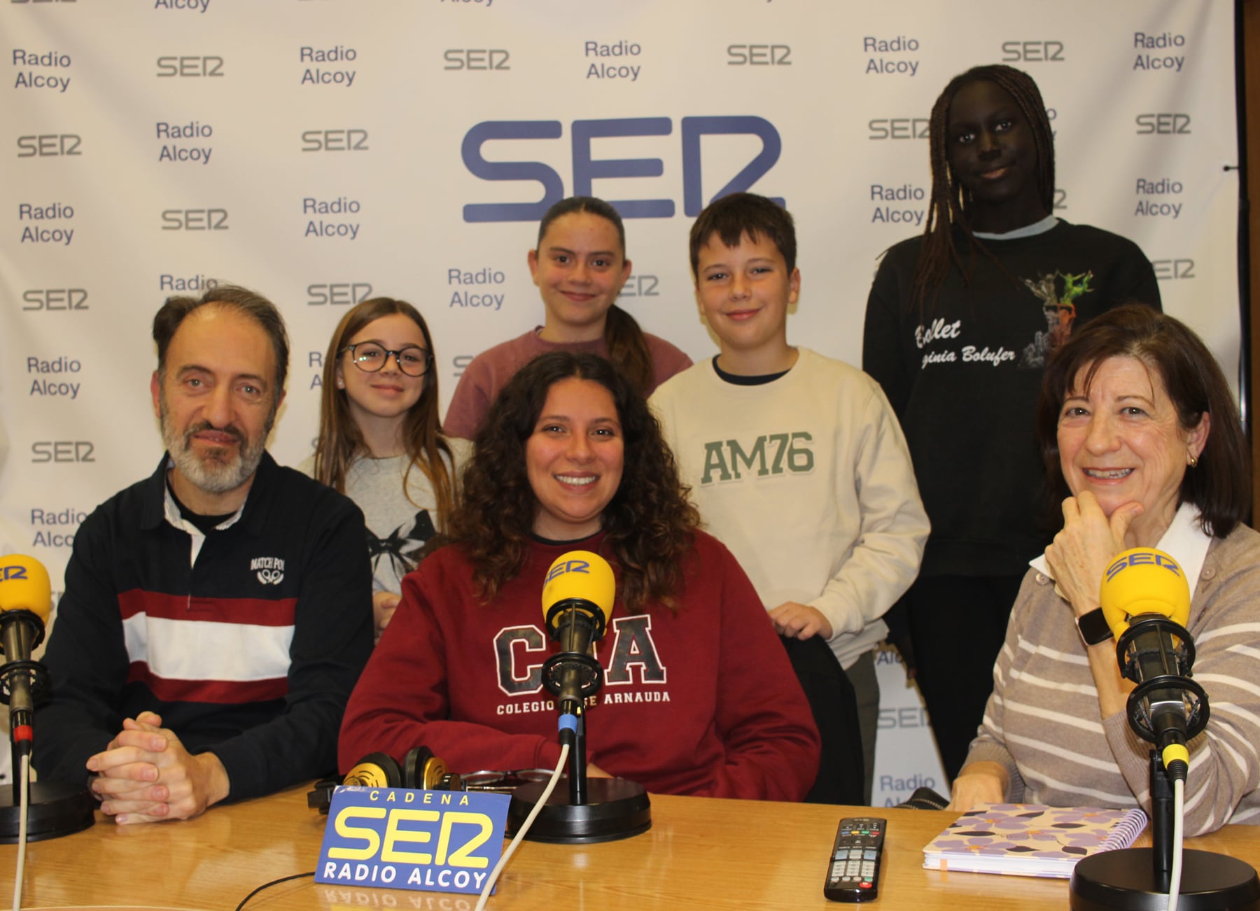 Julián Camarasa, Victoria Osuna, María Ángeles Luna i els alumnes Paula Pérez, Claudia Reig, Ramsés Ostos i Júlia Solbes, en l'estudi central de Radio Alcoy