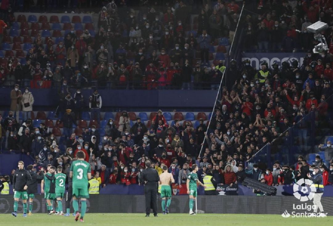 Los jugadores de Osasuna al término del encuentro agradeciendo a los aficionados rojillos desplazados a Valencia 