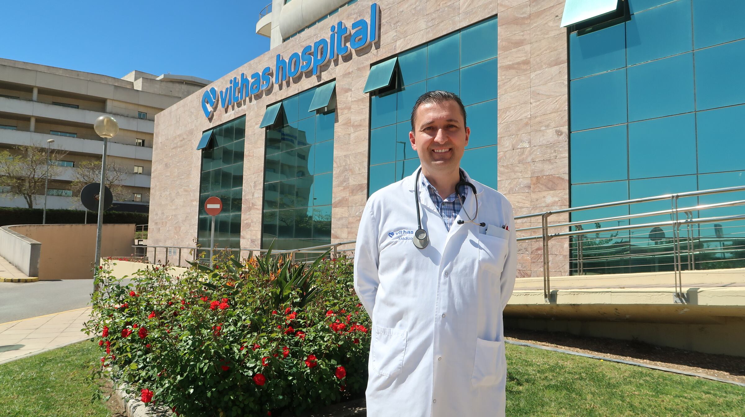 Dr. Santamaría es licenciado en Medicina y Cirugía por la Universidad de Sevilla y especialista en Medicina Interna