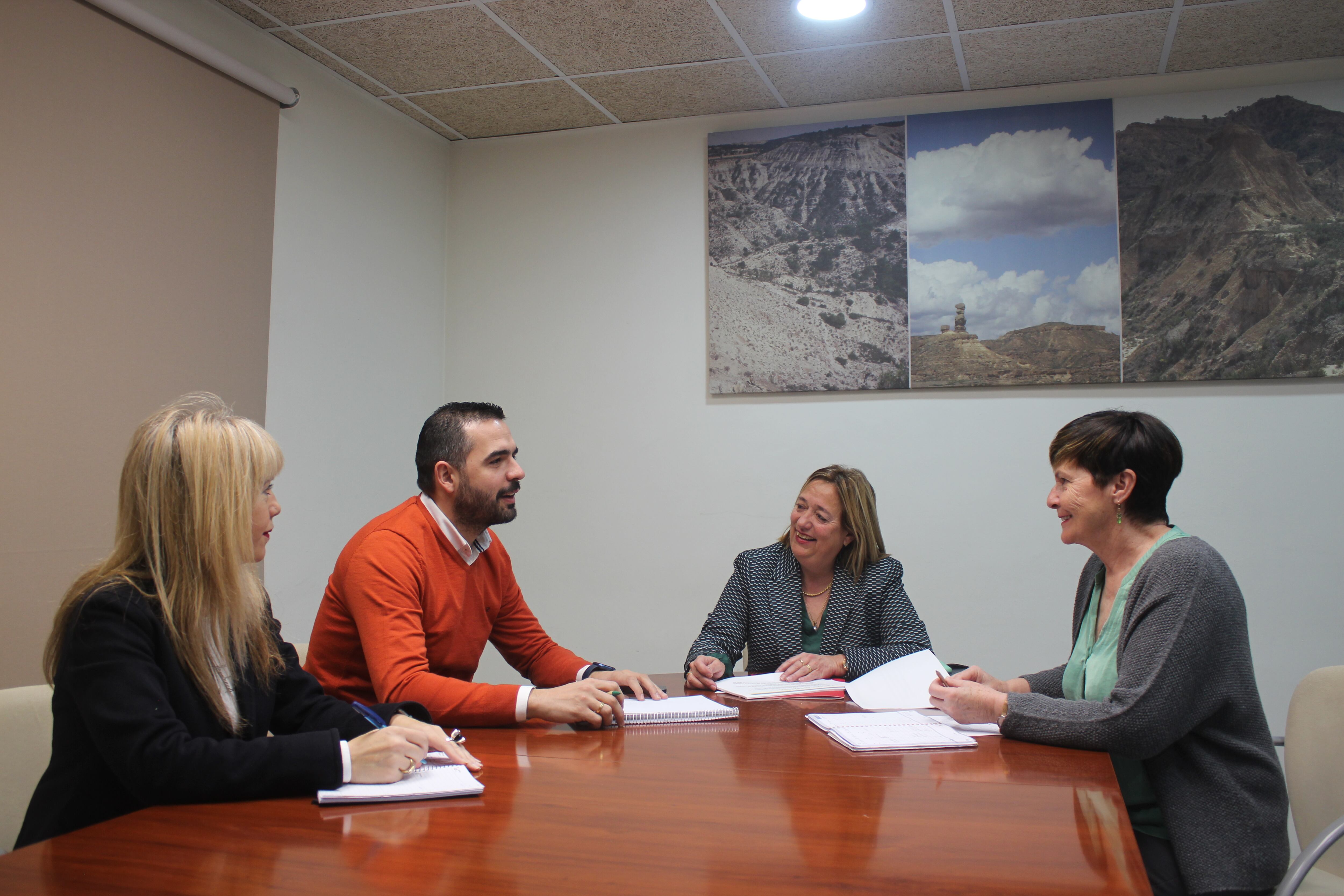 Rosa Gerbás junto con la vicepresidenta de la Comarca, Olga Brosed; el consejero comarcal de Turismo, Marcos Vaquer; y la directora del Área de Turismo, Natalia Arazo.