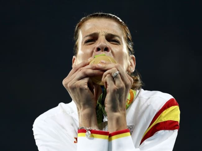 Ruth Beitia besa la medalla de oro conseguida en los Juegos Olìmpicos de Río