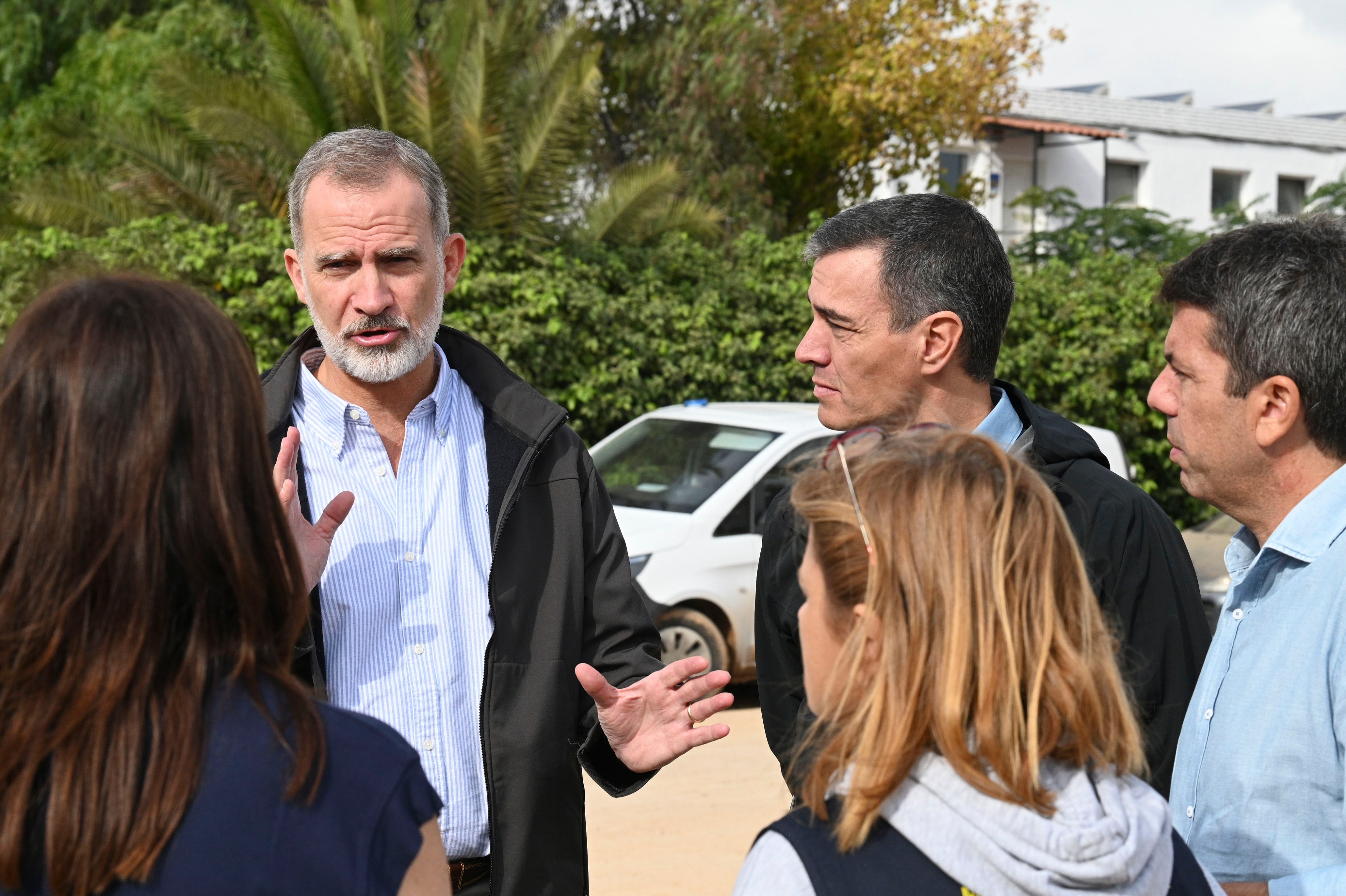 El presidente del Gobierno, Pedro Sánchez (2d), junto al rey Felipe (i) y el presidente de la Generalitat de Valencia, Carlos Mazón (d), durante su visita al puesto de mando de Valencia, este domingo