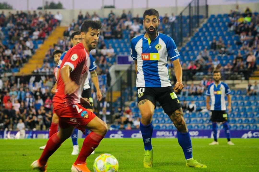 Carlos Martínez presiona a un jugador del Lleida