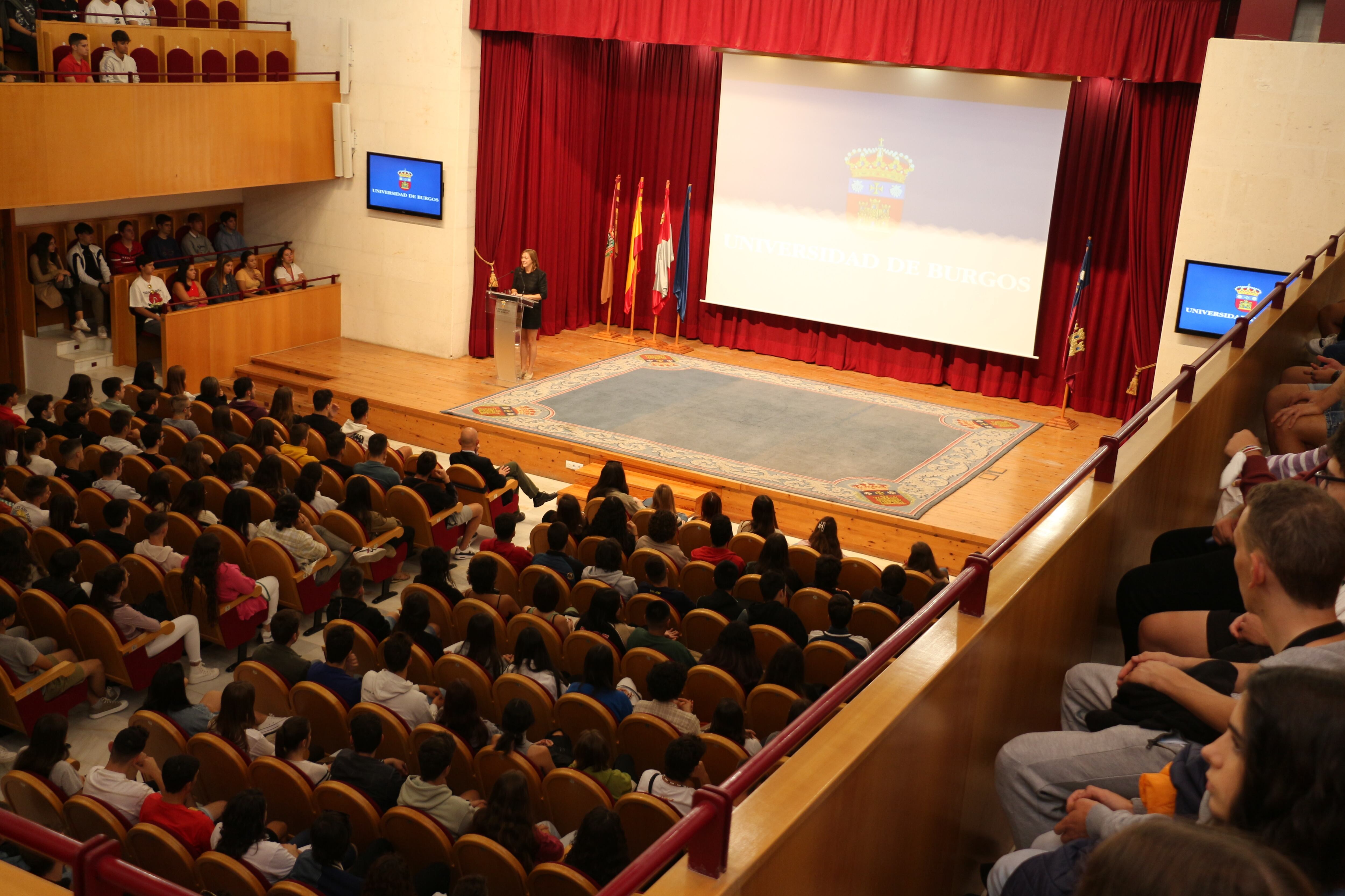 Recepción de los alumnos en Aula Magna del Hospital del Rey