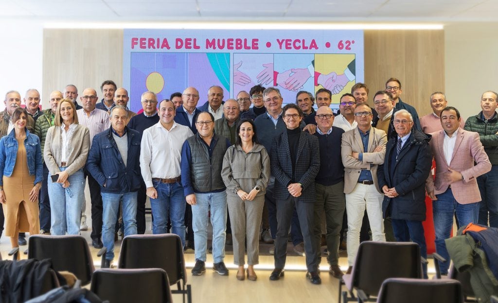 Asistentes a la jornada de convivencia de la Feria del Mueble de Yecla junto a la alcaldesa de Yecla