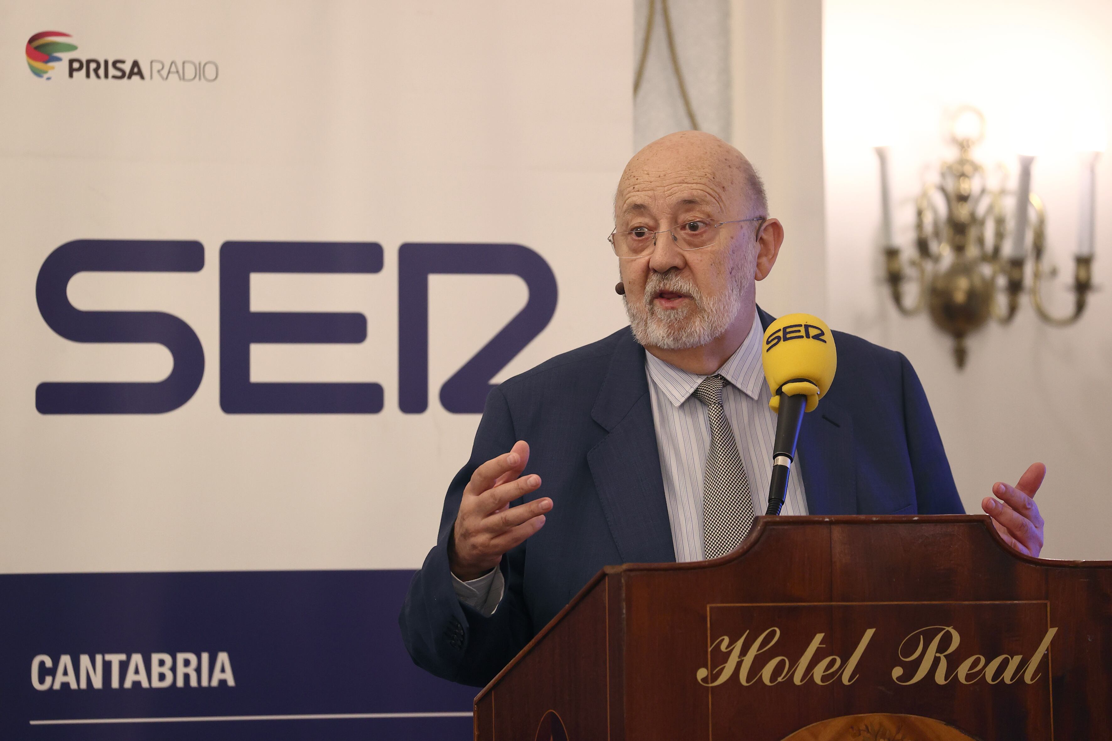 El presidente del Centro de Investigaciones Sociológicas (CIS), José Félix Tezanos, en el Foro SER Cantabria