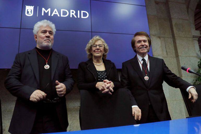 El cineasta Pedro Almodóvar (i) y el cantante Raphael (d) nombrados Hijos Adoptivos de Madrid en una sesión plenaria presidida por la alcaldesa, Manuela Carmena. EFE. Juan Carlos Hidalgo