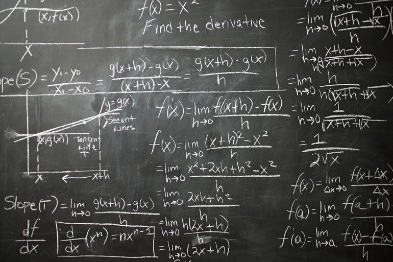 Ecuaciones matemáticas en una pizarra. 