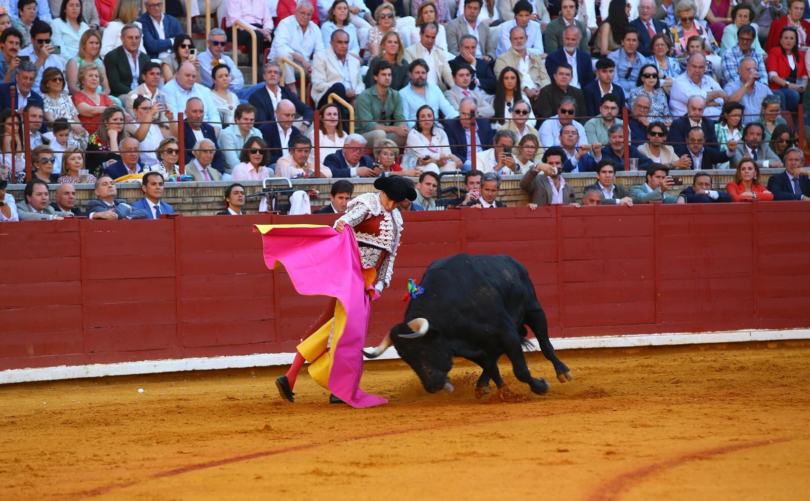 Roca Rey en un lance al primero de su lote.