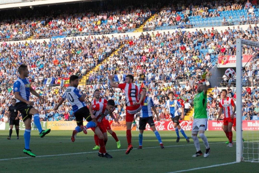 Carlos Martínez cabecea el balón y marca el gol del empate