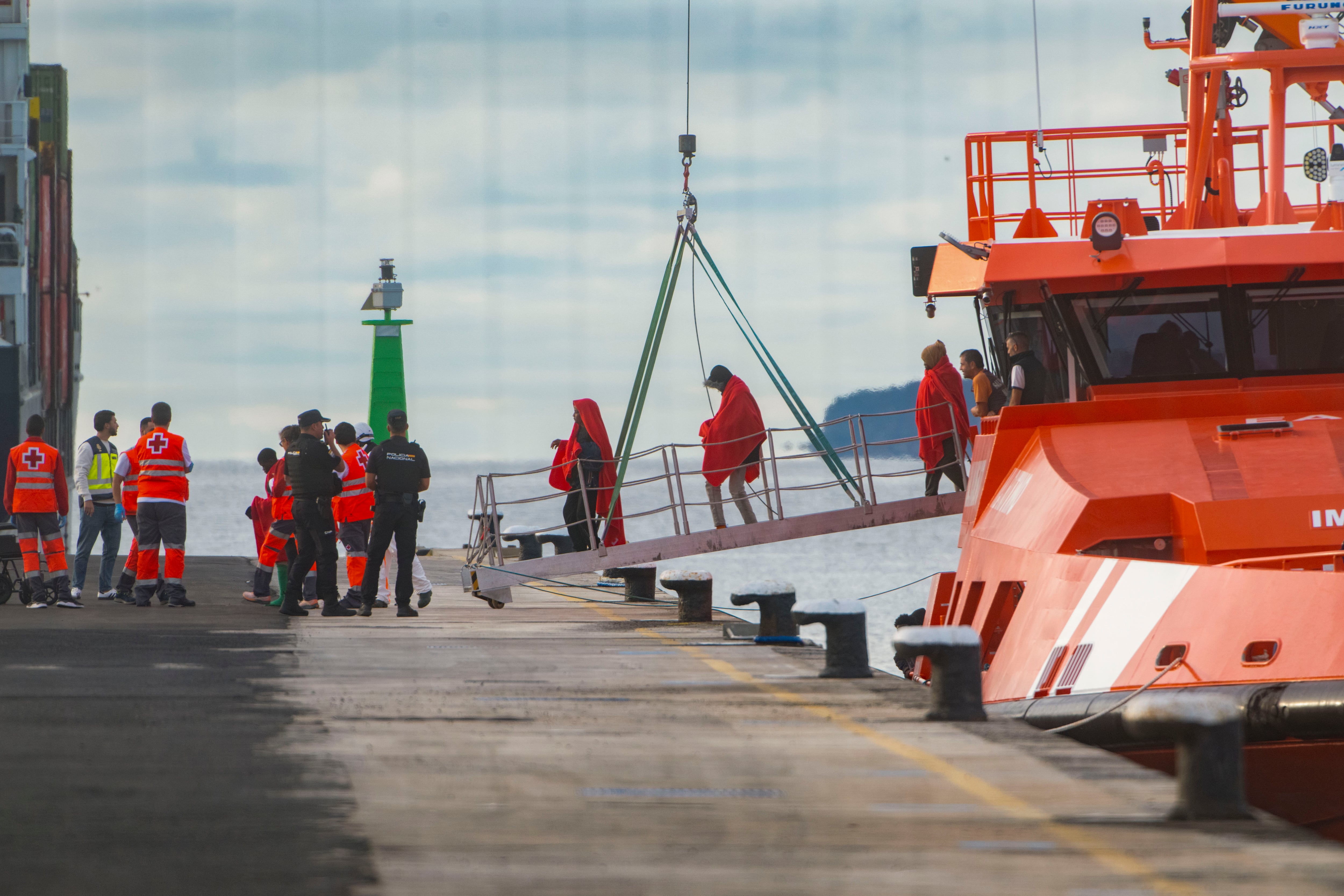 PUERTO DEL ROSARIO (FUERTEVENTURA), 03/11/2024.- Más de 560 inmigrantes han sido rescatados en aguas al sur de El Hierro y al este de Lanzarote durante una noche en la que se han confirmado dos nuevas tragedias en la Ruta Canaria: el naufragio de una neumática, con un fallecido, y una travesía en cayuco a la que solo han sobrevivido diez de las alrededor de 60 personas que la iniciaron. Al este de Lanzarote, la Guardamar Urania rescató tres pateras: una con 56 personas, otra con 43 y la última con 58, que fueron desembarcados en Puerto del Rosario, Fuerteventura (en la imagen). EFE/ Carlos De Saá
