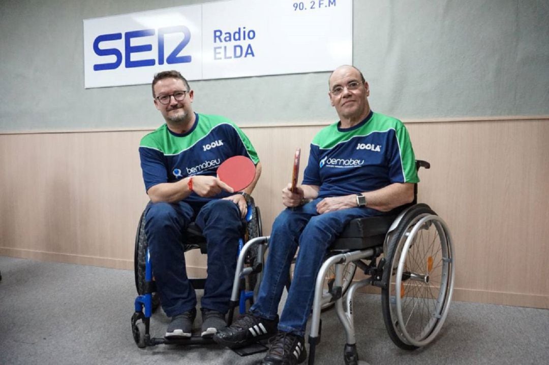 Juanky Vidal (I) y Paco Martínez en una visita a Radio Elda - Cadena SER