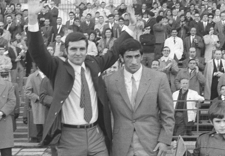 Miguel San Román (izquierda), con Urtain (derecha) a su lado, corresponde a las ovaciones del público