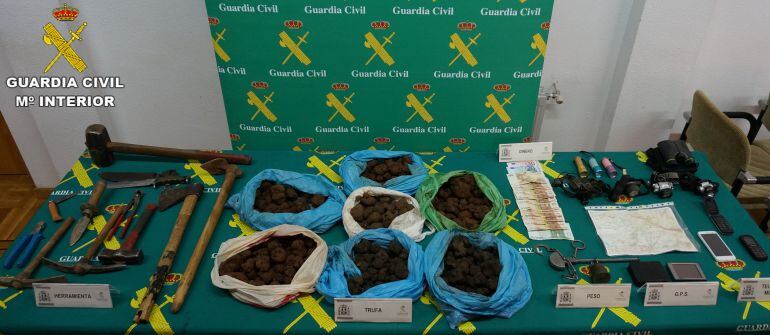 Algunes de les tòfones comisades als dos presumptes autors de 13 robatoris en explotacions tofoneres de Terol