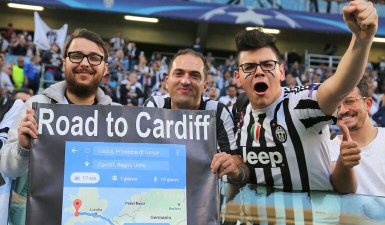 Los aficionadoss de la Juve muestran un mapa sobre cómo llegar a Cardiff