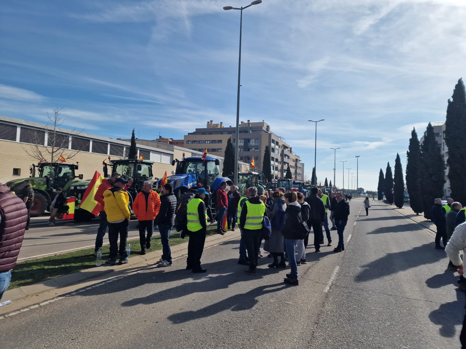 Tractores parados en la avenida Monegros de la ciudad de Huesca