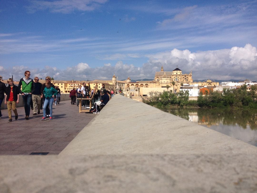 Panorámica del la Mezquita de Córdoba desde el Puente Romano. Foto de archivo