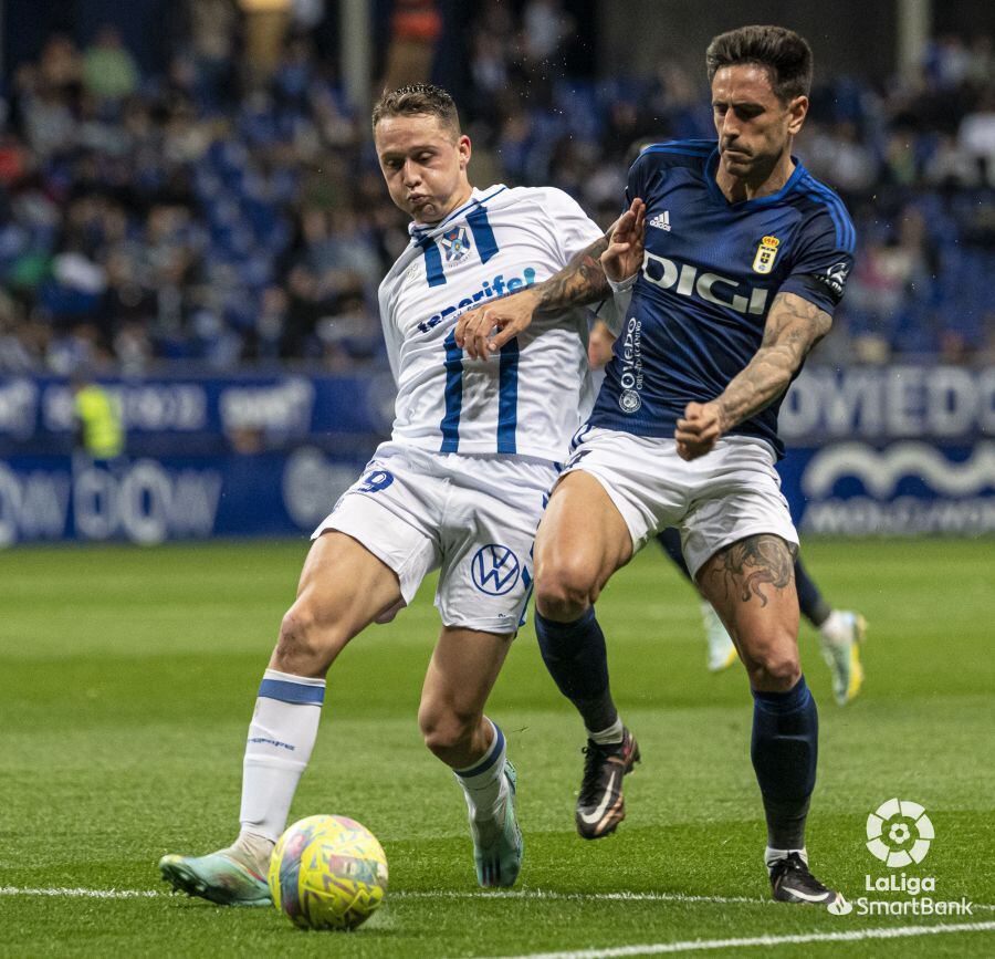 Borja Garcés en pugna con un rival en el partido en el Carlos Tartiere.