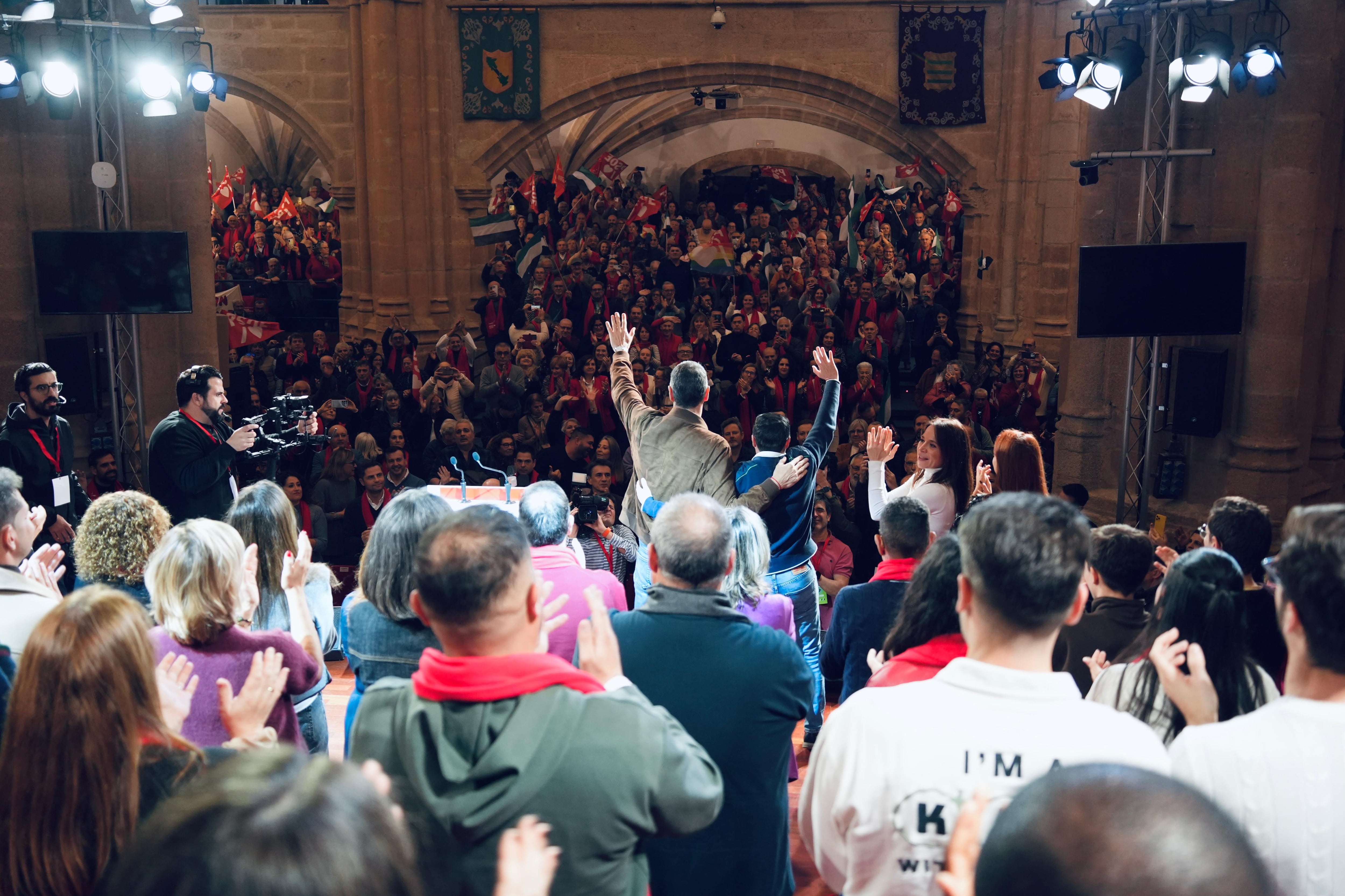 Gallardo y Pedro Sánchez reúnen a cientos de simpatizantes en un multitudinario acto del PSOE en Cáceres