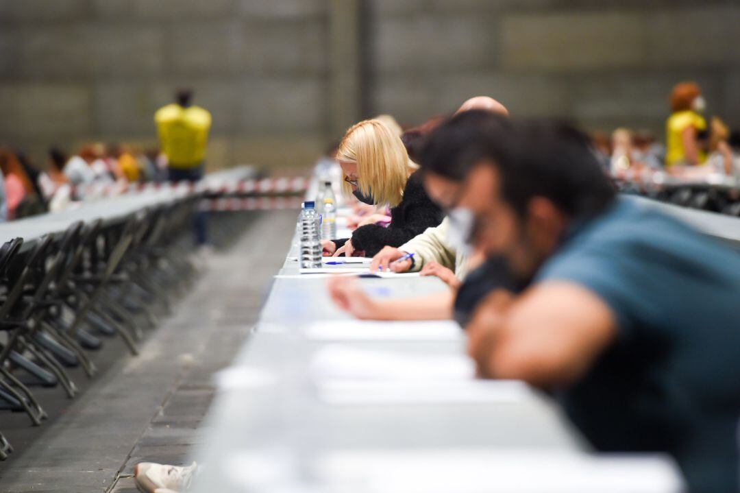 Opositores en un exámen.