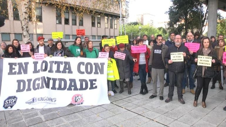 Protesta de los colectivos sociales de Vigo contra el desahucio de dos familias en la ciudad, a las puertas de los juzgados.